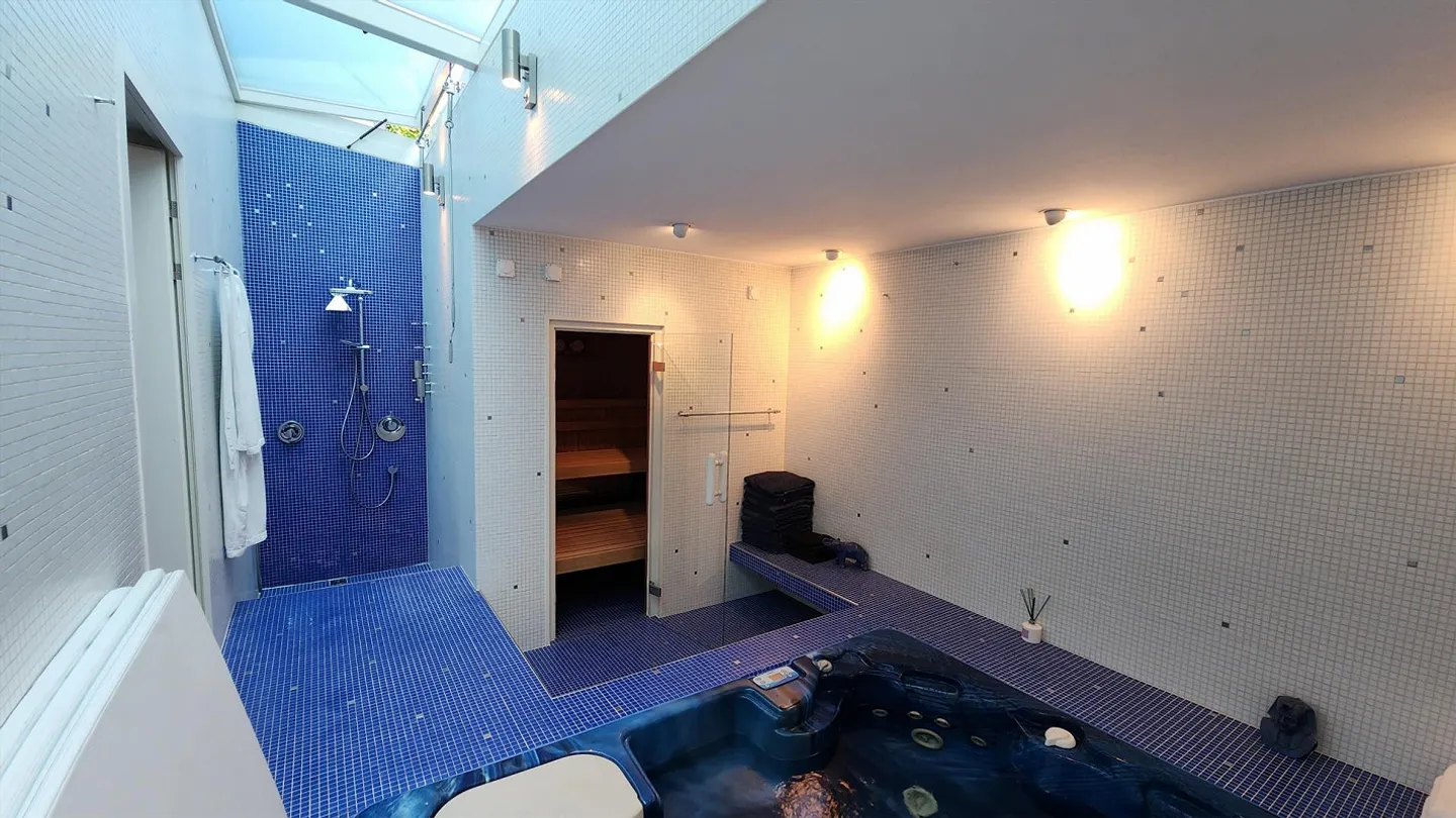 Modernes 6.5-Zimmer-Einfamilienhaus mit Pool in Binningen - Foto 7 von 10