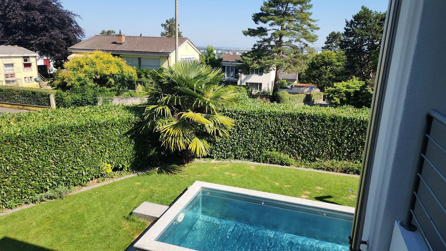 Modernes 6.5-Zimmer-Einfamilienhaus mit Pool in Binningen - Foto 8 von 10
