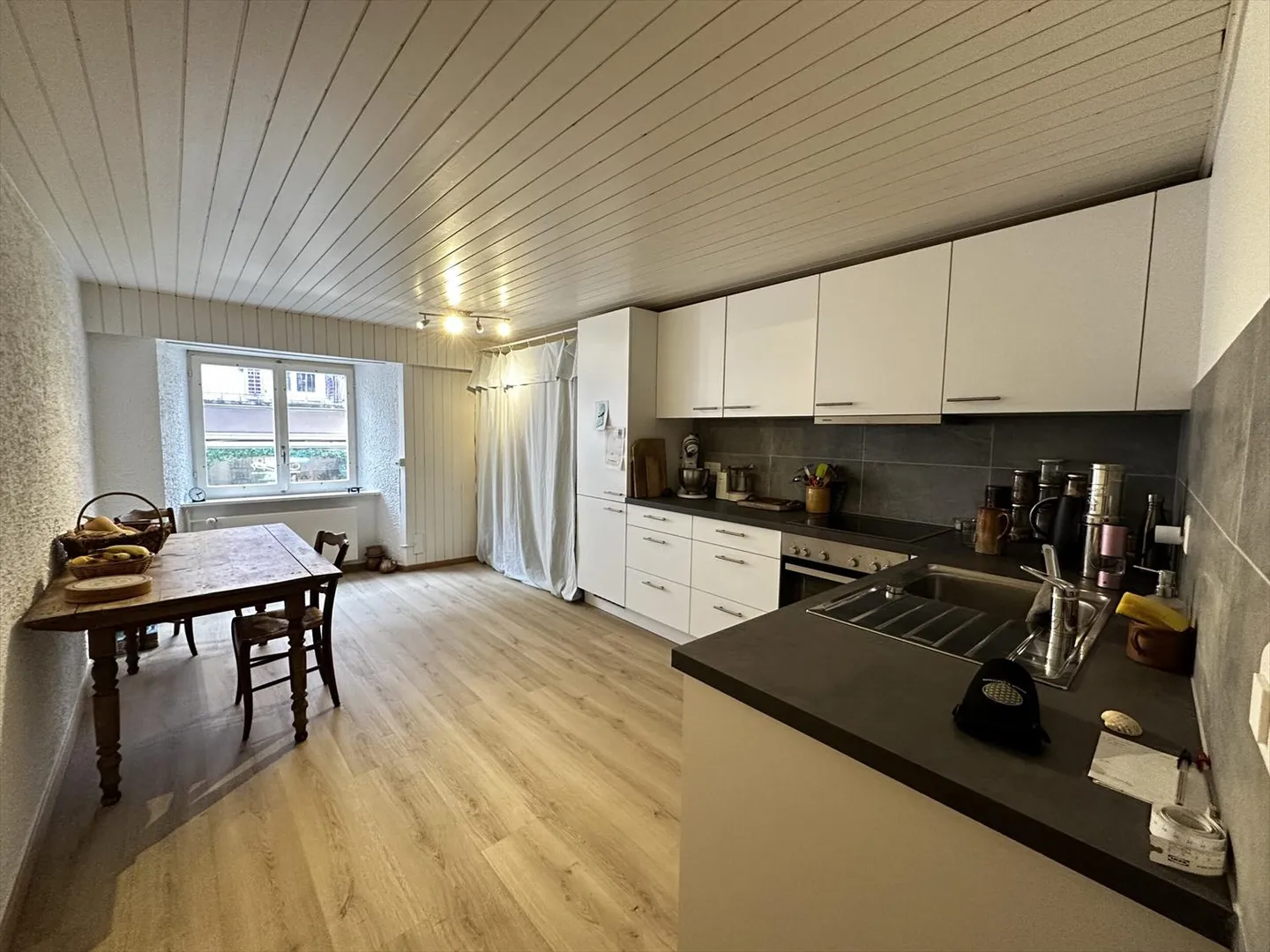 Mixed-use building - Photo 3 of 13