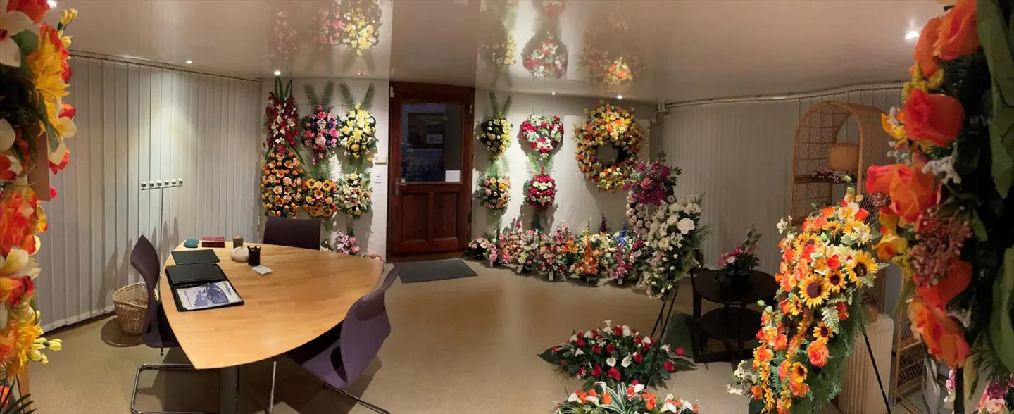 Mixed-use building - Photo 2 of 13