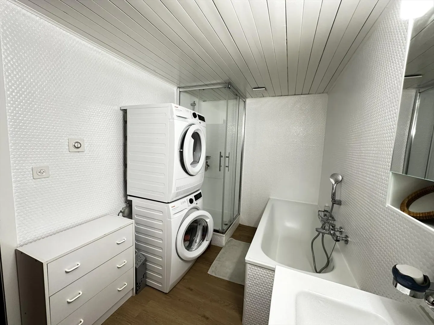 Mixed-use building - Photo 5 of 13