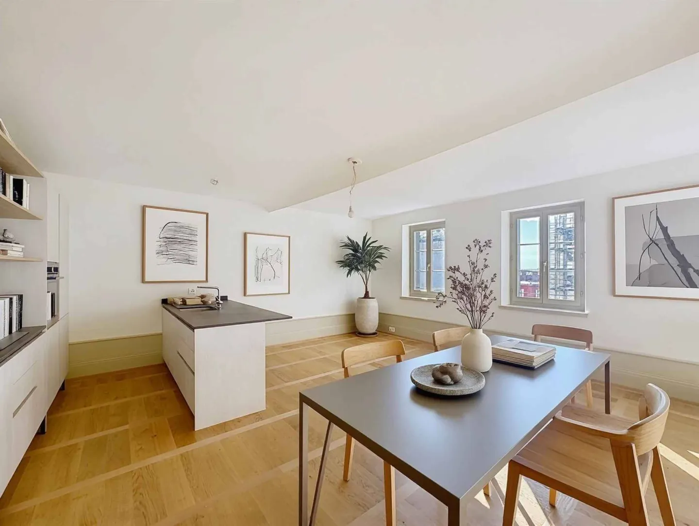 Top Floor - Spacious 3.5 rooms 99 m2 + attic in a renovated old building - Photo 1 of 10