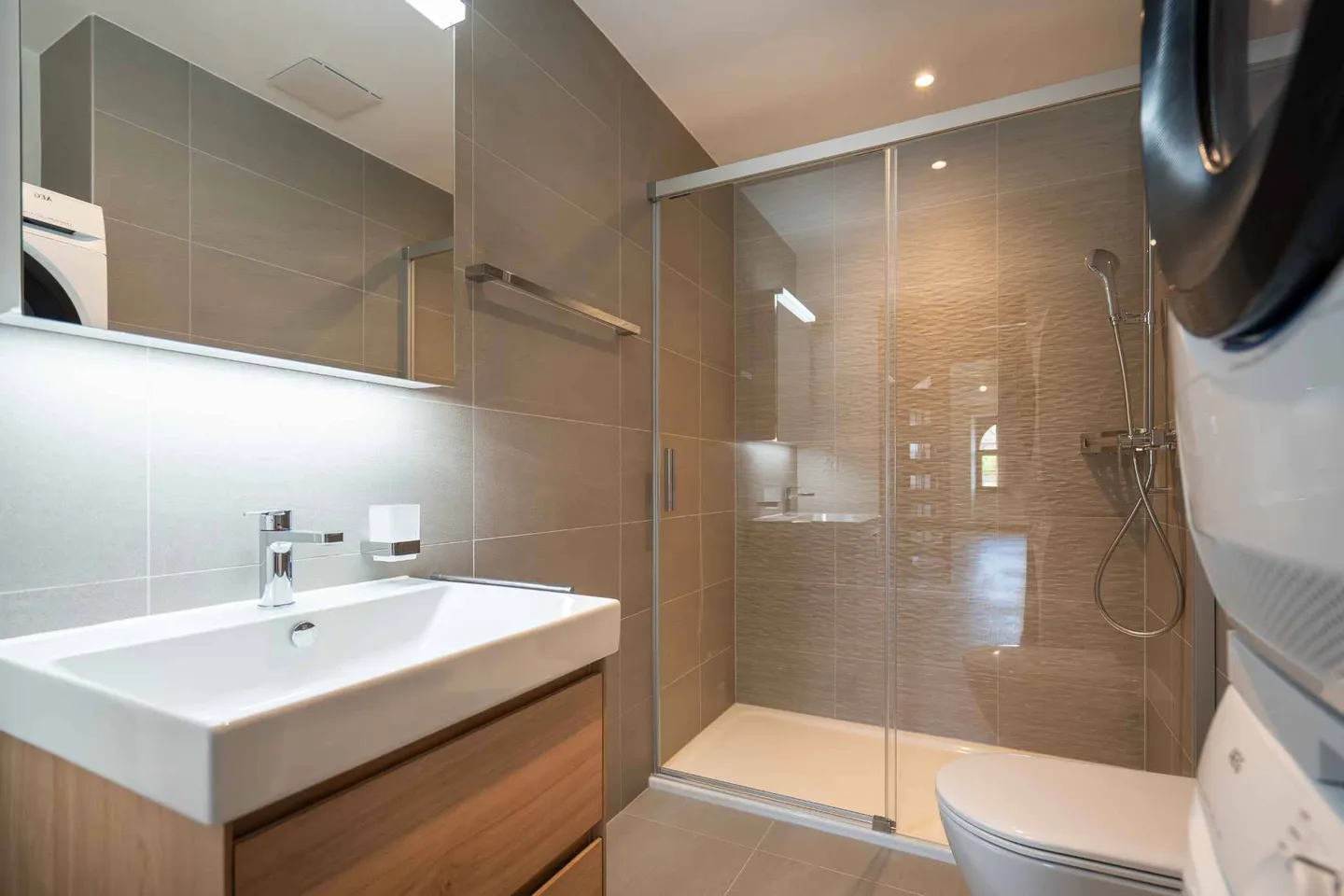 Top Floor - Spacious 3.5 rooms 99 m2 + attic in a renovated old building - Photo 7 of 10
