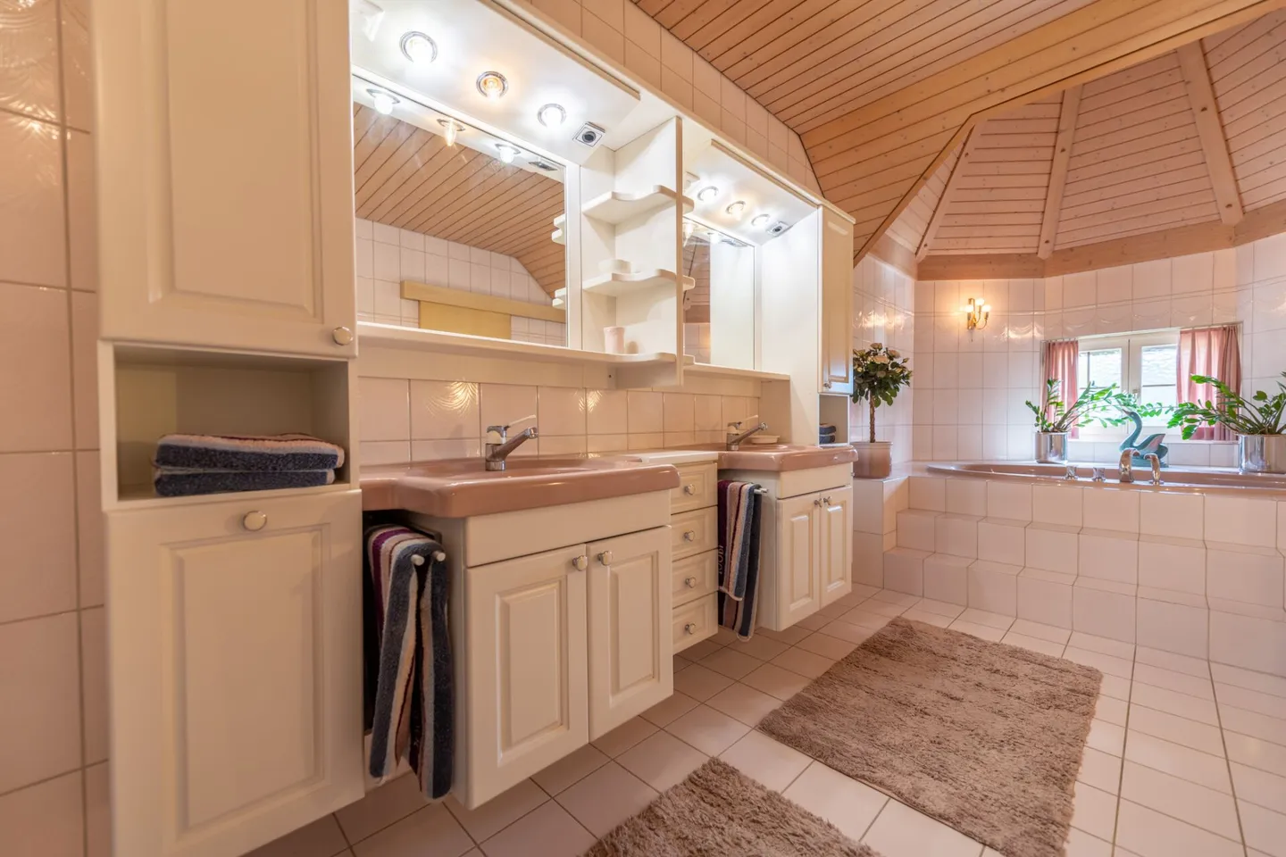 A Manor House Full of Possibilities - Living and Business Under One Roof - Photo 19 of 42