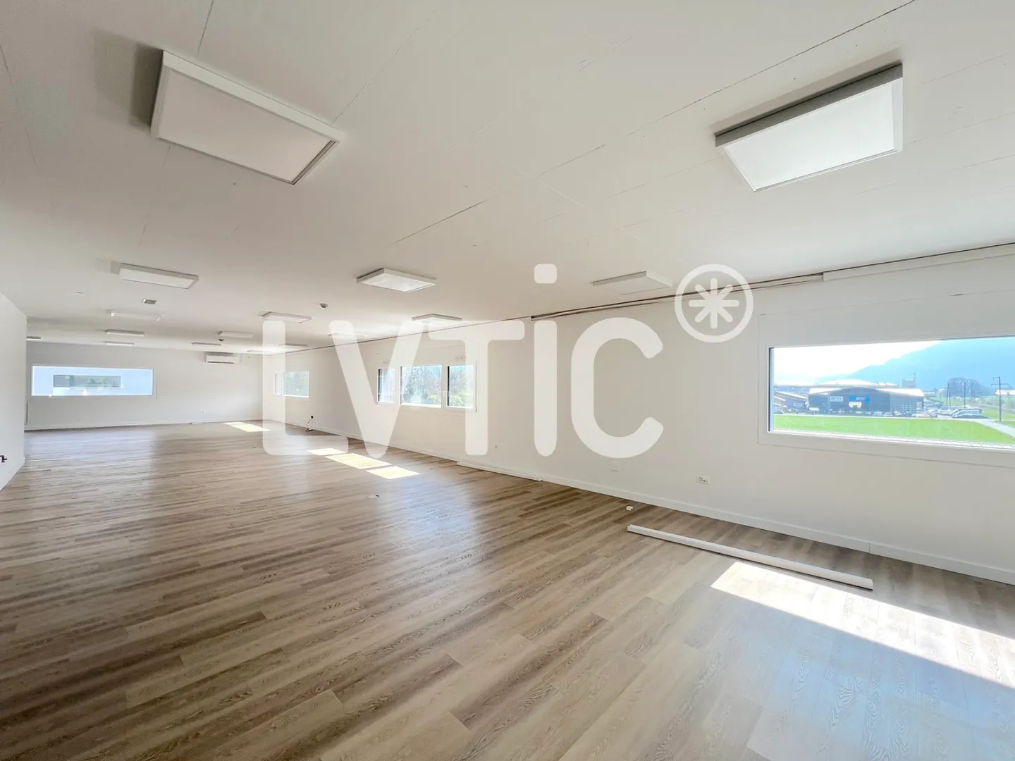 Büros, Räumlichkeiten von 410 m2 zur Miete in Collombey - Foto 2 von 6