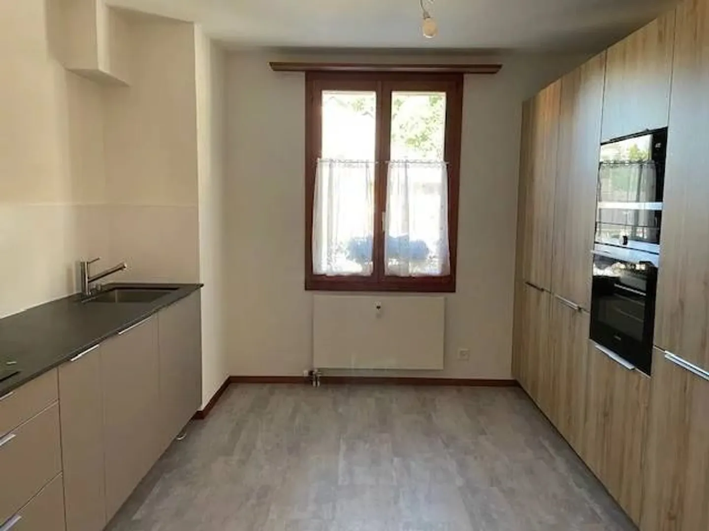 Zum Verkauf steht ein charmantes Mietshaus im Zentrum des Dorfes - Foto 3 von 6