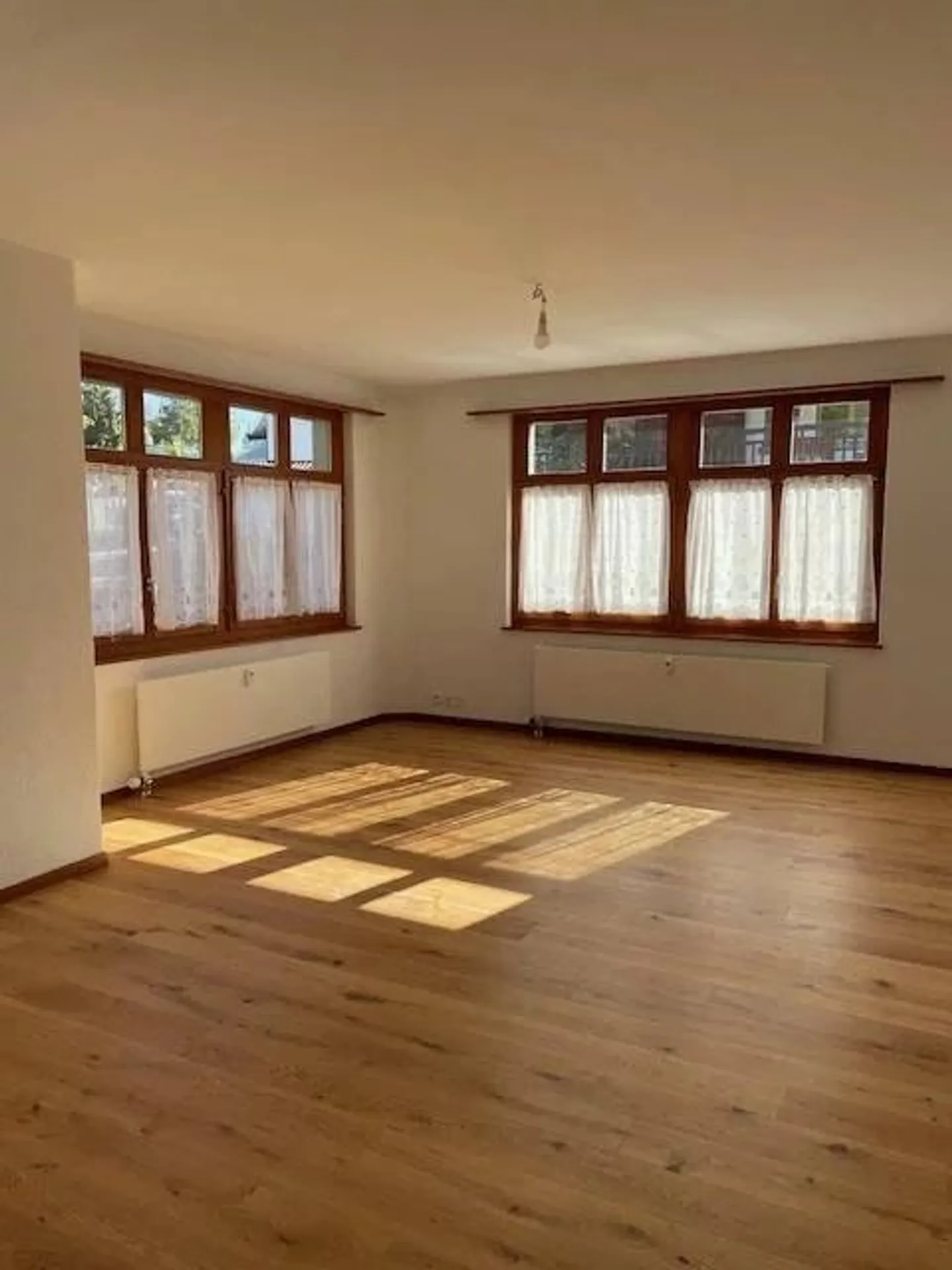 Zum Verkauf steht ein charmantes Mietshaus im Zentrum des Dorfes - Foto 4 von 6
