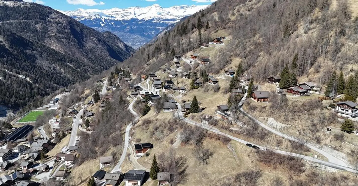 Magnificent building plot of 587 m2 in Vissoie - Photo 1 of 6