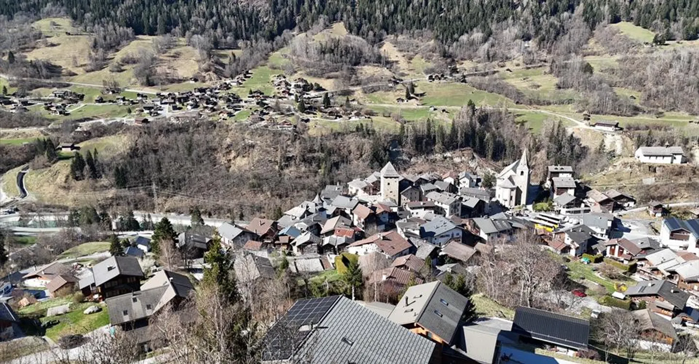 Magnificent building plot of 587 m2 in Vissoie - Photo 3 of 6