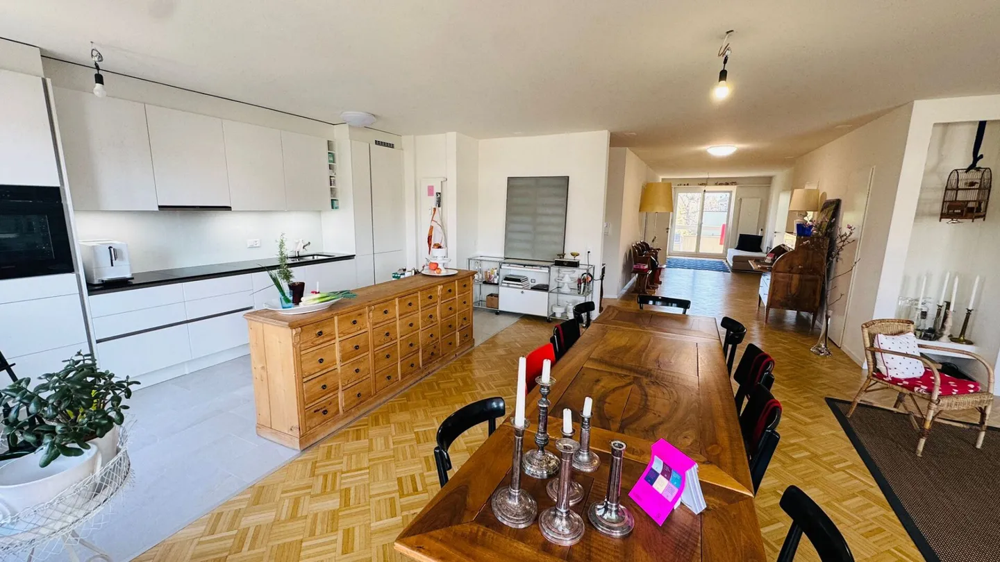 Completely renovated 3.5-room apartment with 2 bathrooms, 2 balconies and XXL underground parking space - Photo 2 of 16