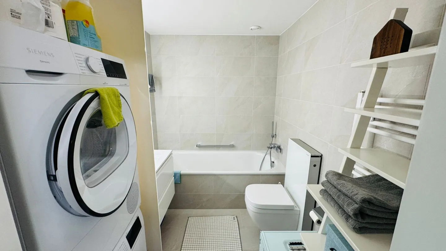 Completely renovated 3.5-room apartment with 2 bathrooms, 2 balconies and XXL underground parking space - Photo 9 of 16