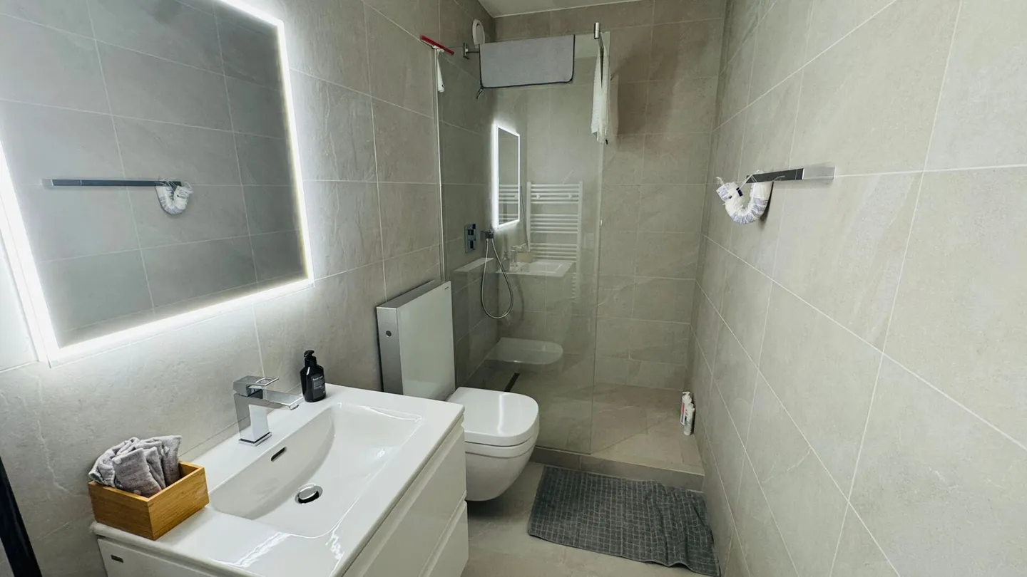 Completely renovated 3.5-room apartment with 2 bathrooms, 2 balconies and XXL underground parking space - Photo 10 of 16