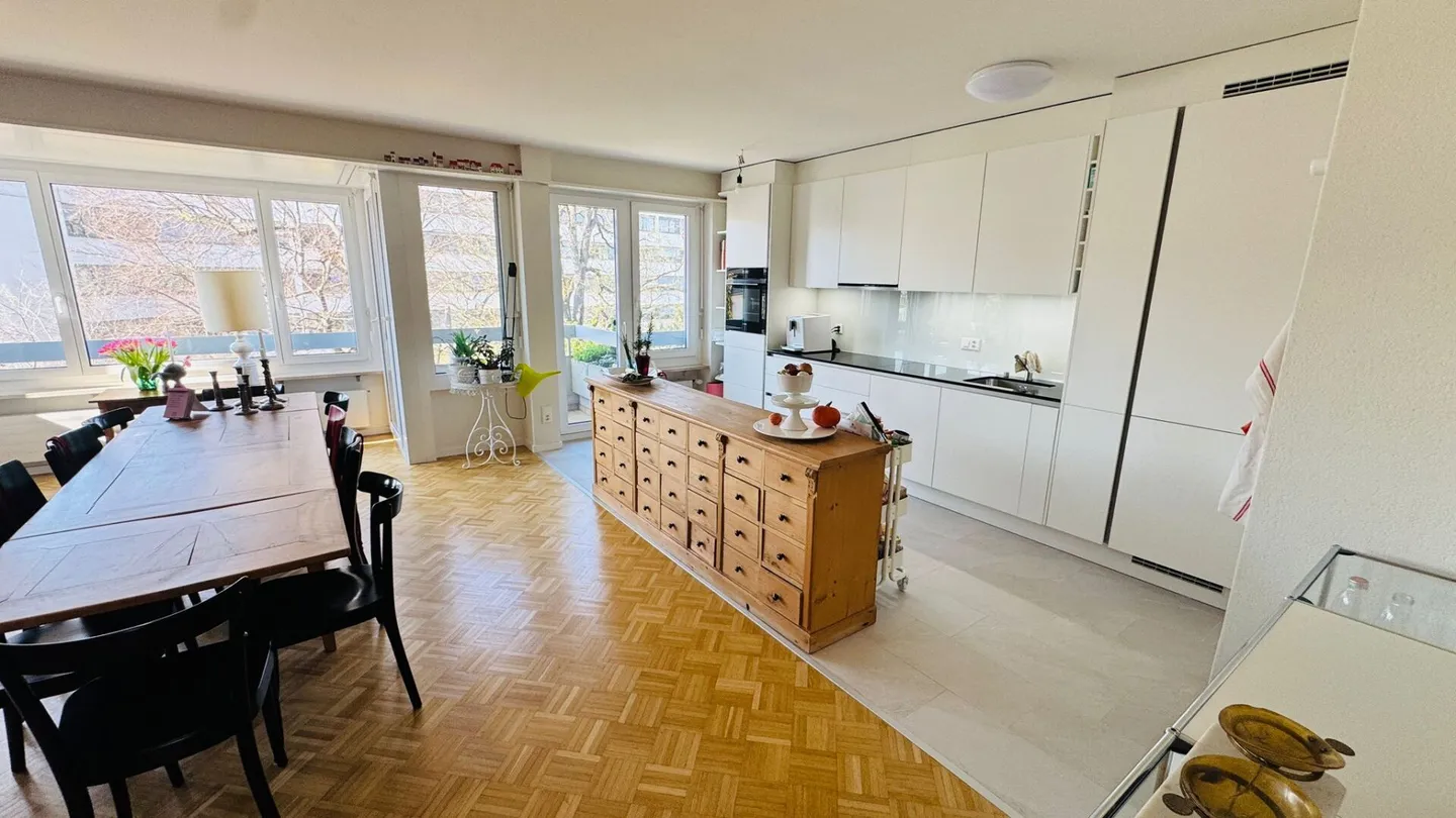 Completely renovated 3.5-room apartment with 2 bathrooms, 2 balconies and XXL underground parking space - Photo 3 of 16