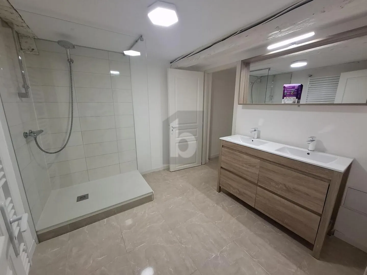 Charming Renovated Apartment - Photo 4 of 6