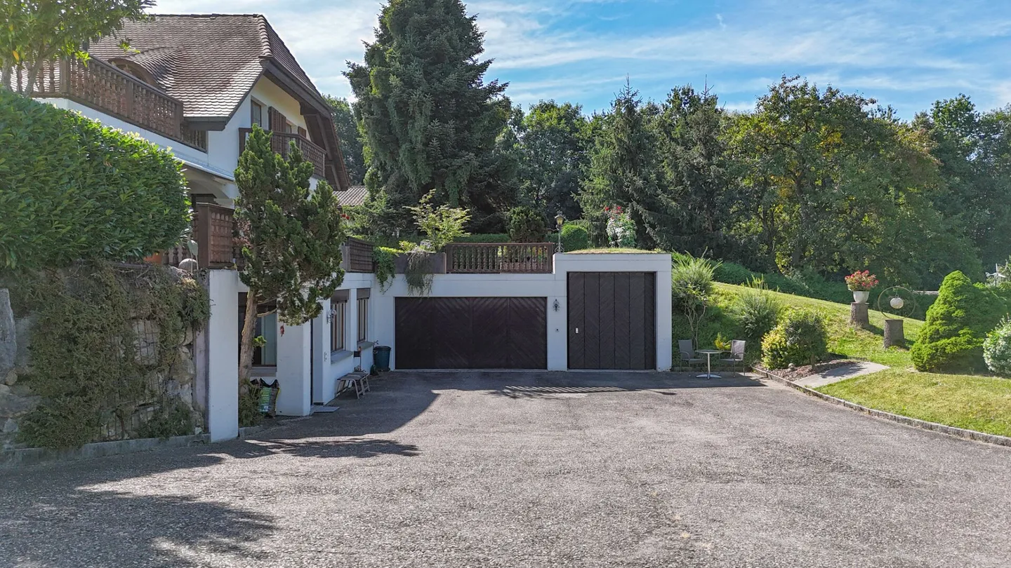 A Manor House Full of Possibilities - Living and Business Under One Roof - Photo 35 of 42
