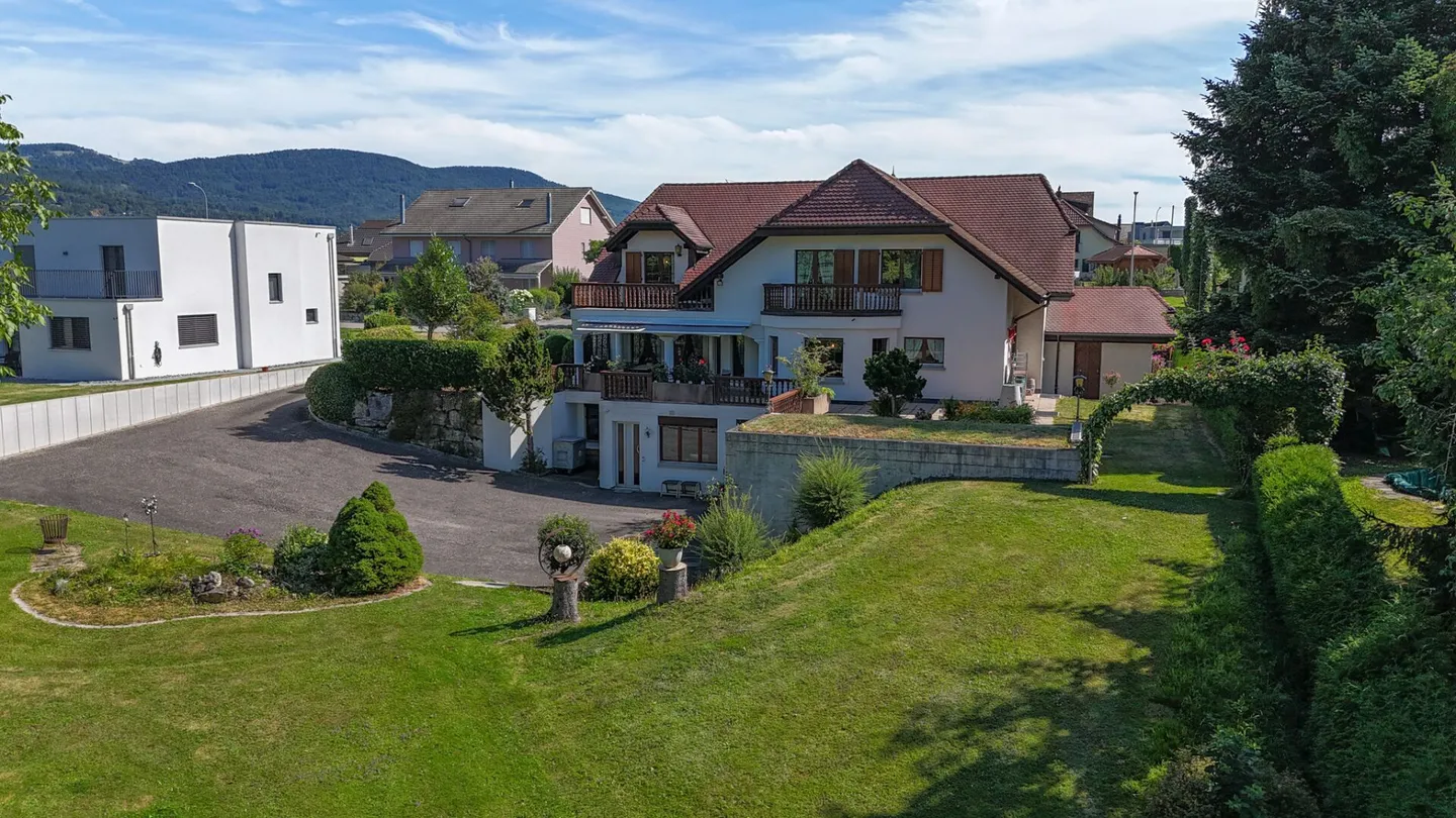 A Manor House Full of Possibilities - Living and Business Under One Roof - Photo 36 of 42