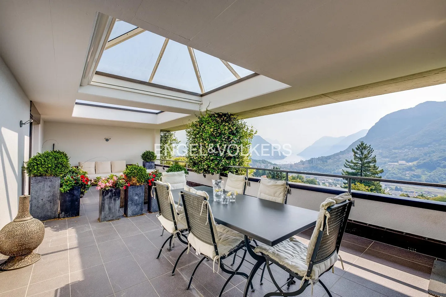 Elegante Attico con Vista Lago - Foto 3 di 13