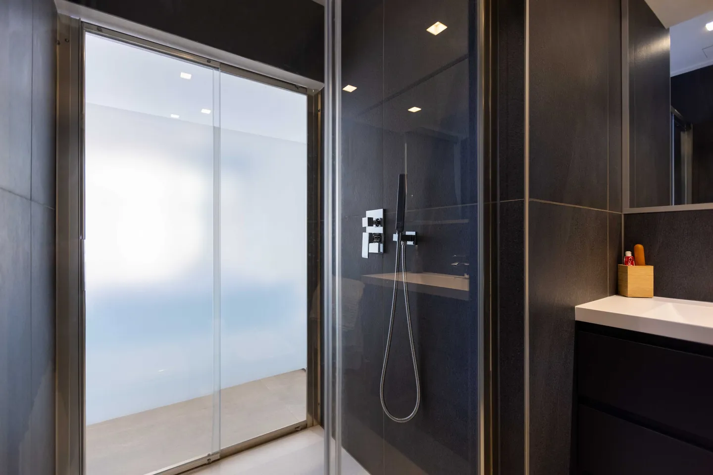 Elegant 1.5 Room Apartment Like New in Lugano Pregassona - Photo 8 of 9