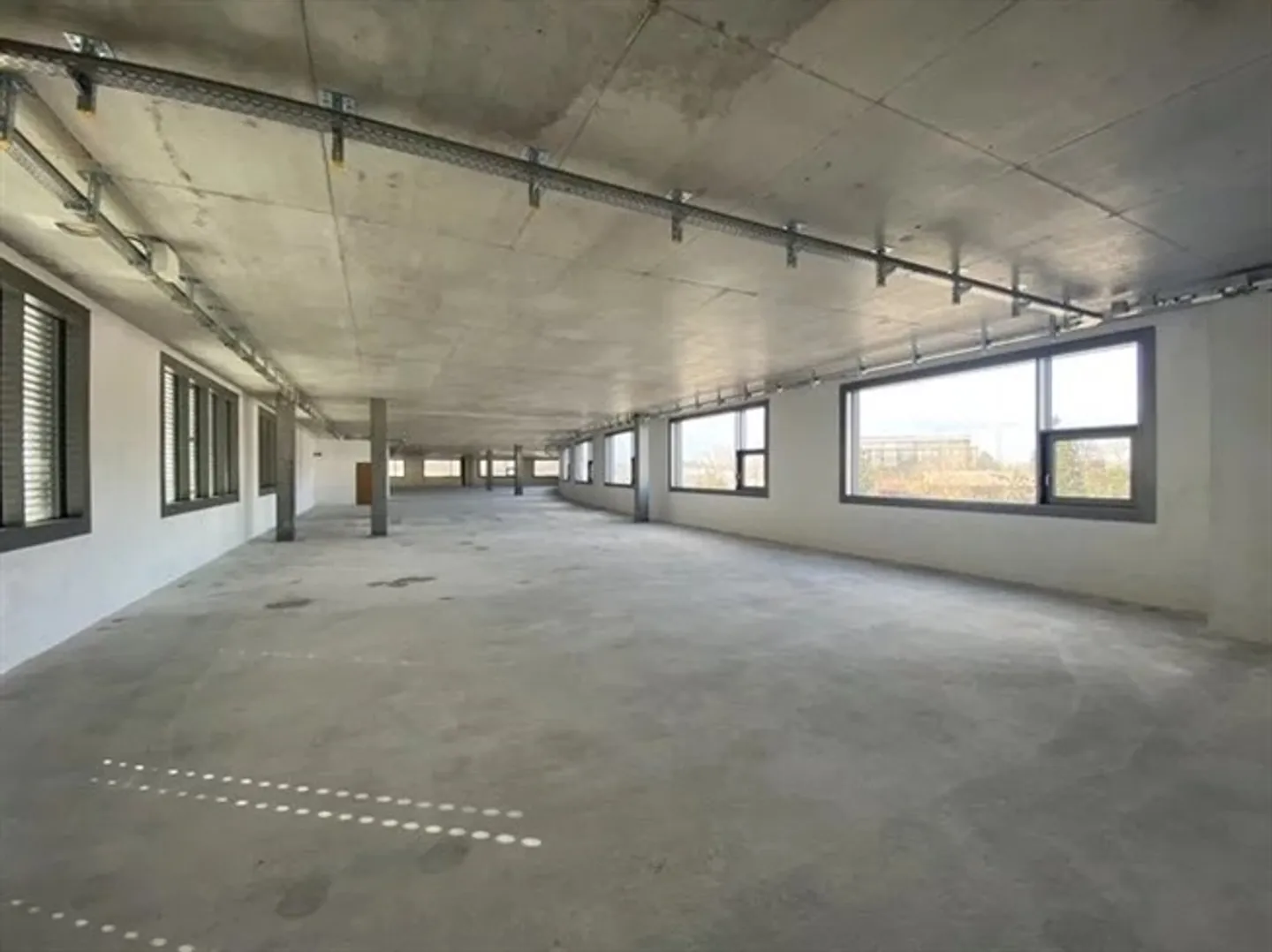 Commercial premises in a multifunctional building in an FTI zone - Photo 3 of 10