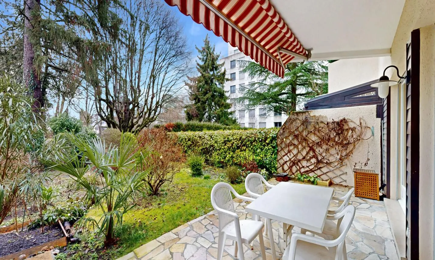 Stupenda casa bifamiliare con giardino privato nel cuore di un quartiere adatto alle famiglie - Foto 1 di 11