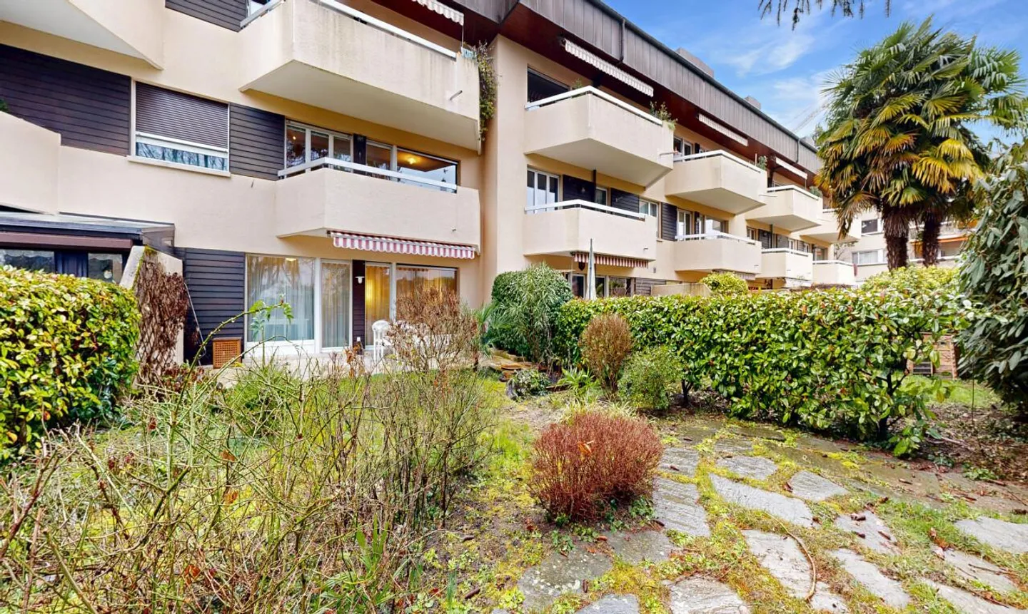 Stupenda casa bifamiliare con giardino privato nel cuore di un quartiere adatto alle famiglie - Foto 2 di 11