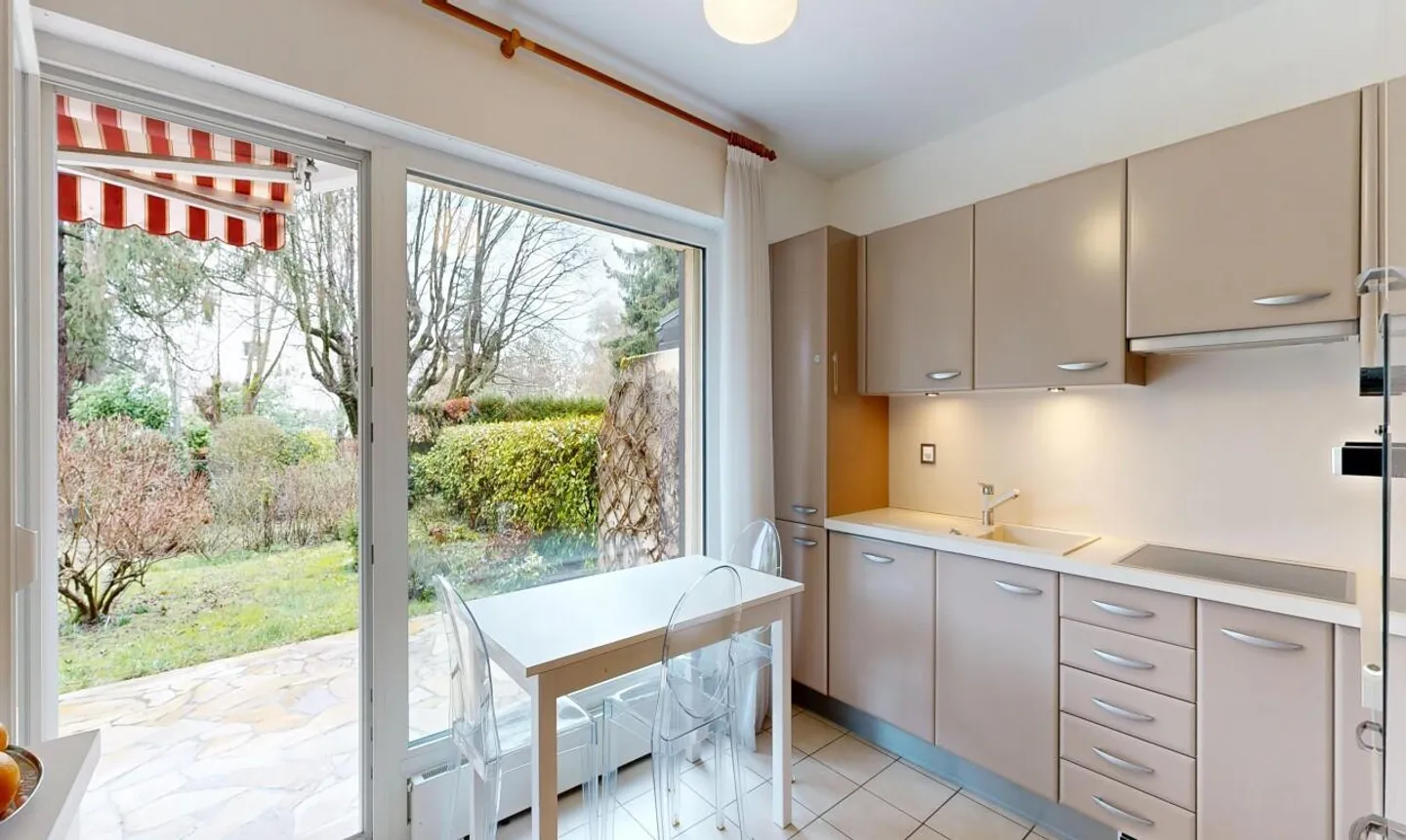 Stupenda casa bifamiliare con giardino privato nel cuore di un quartiere adatto alle famiglie - Foto 5 di 11