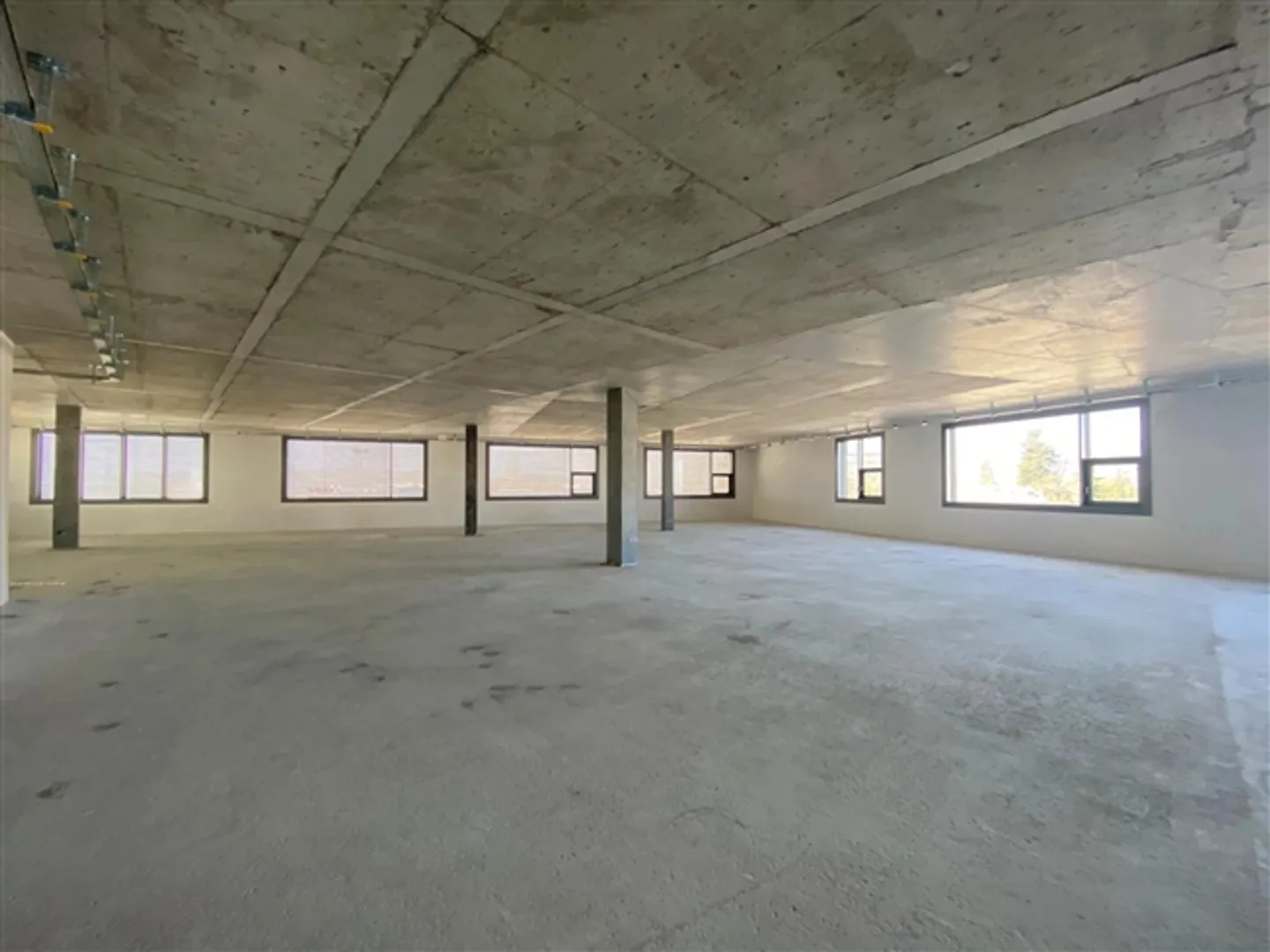 Commercial premises in a multifunctional building in an FTI zone - Photo 4 of 10