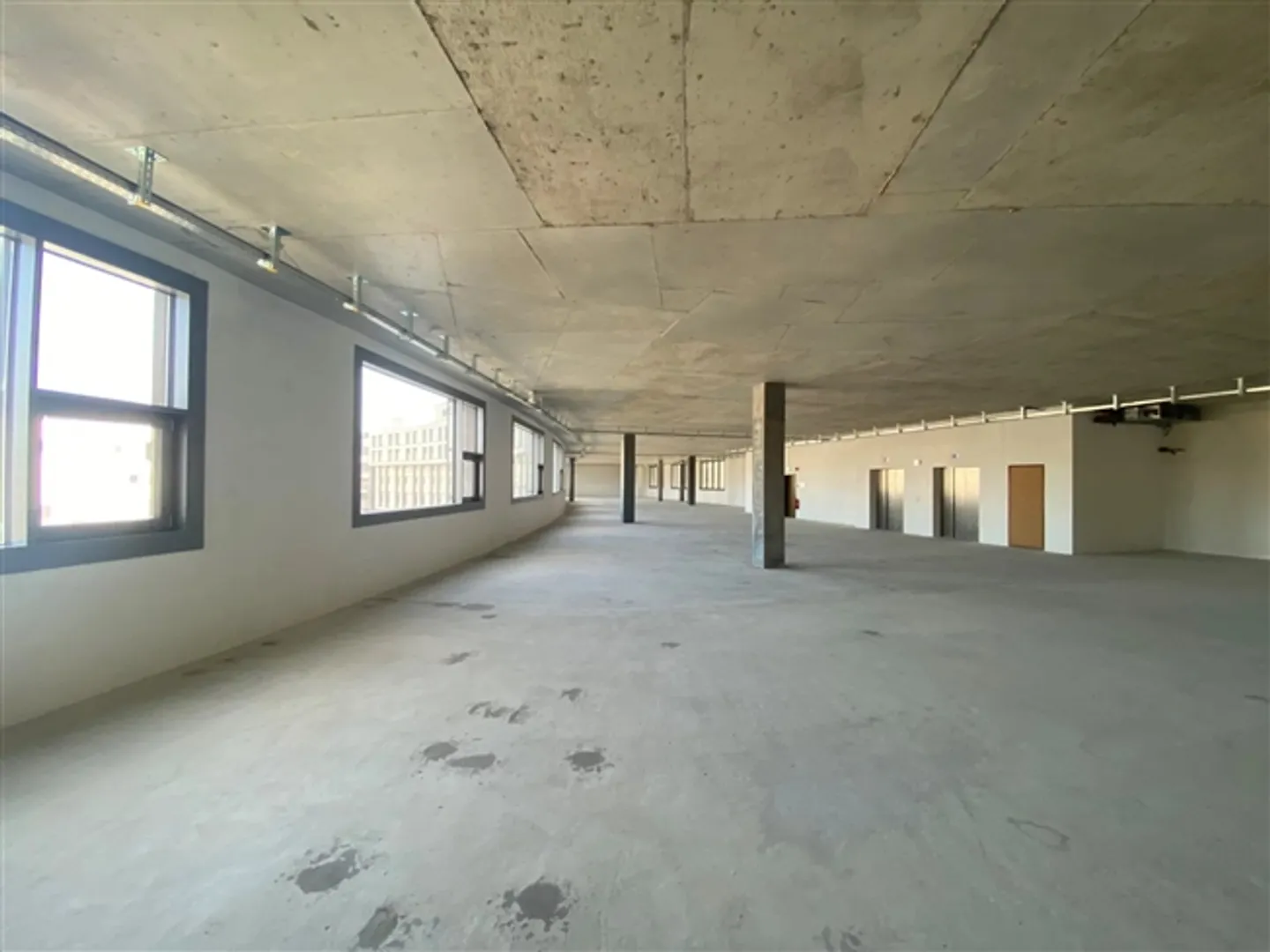 Commercial premises in a multifunctional building in an FTI zone - Photo 5 of 10