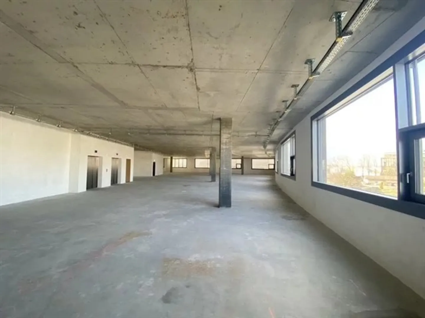 Commercial premises in a multifunctional building in an FTI zone - Photo 6 of 10