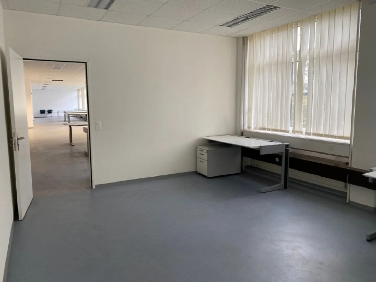 221 m2 commercial space for rent in Effretikon - Photo 2 of 13