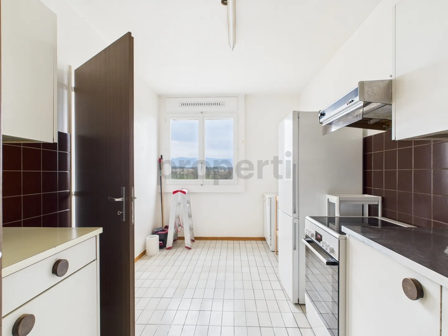 Geräumige Wohnung mit 4 Schlafzimmern in Meyrin mit Panoramablick in der 7. Etage - Foto 2 von 12
