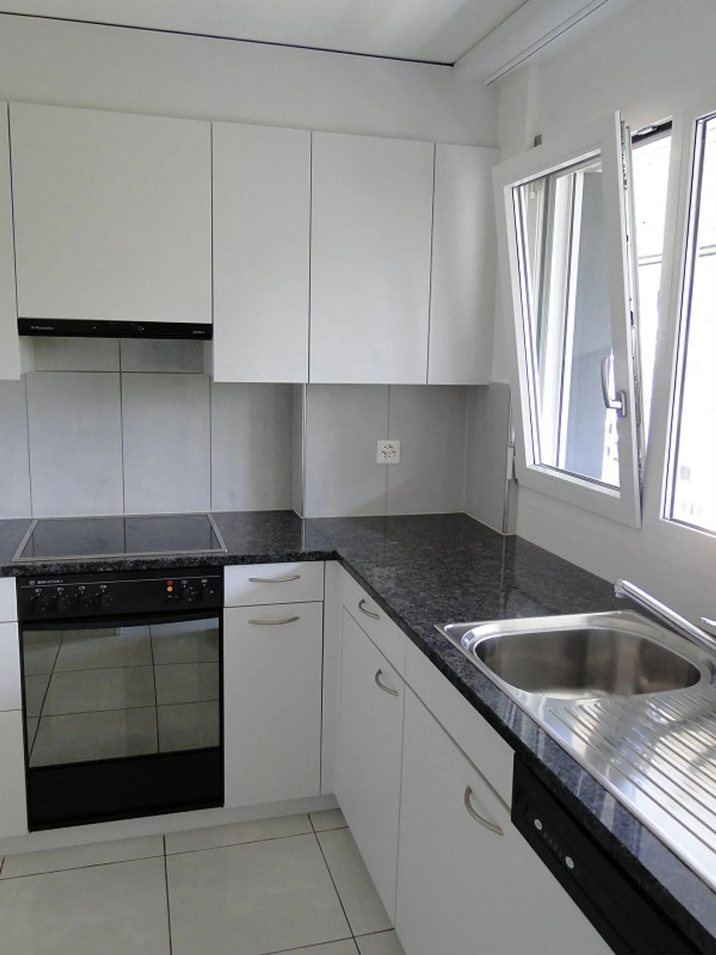 Beautiful single apartment with large sunny balcony on the 3rd floor - Photo 2 of 7