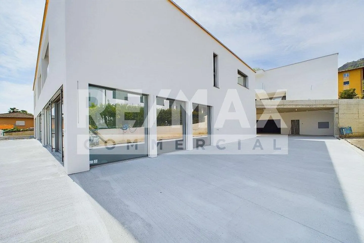 Nouvelle propriété de rendement dans un emplacement stratégique - Photo 3 sur 13