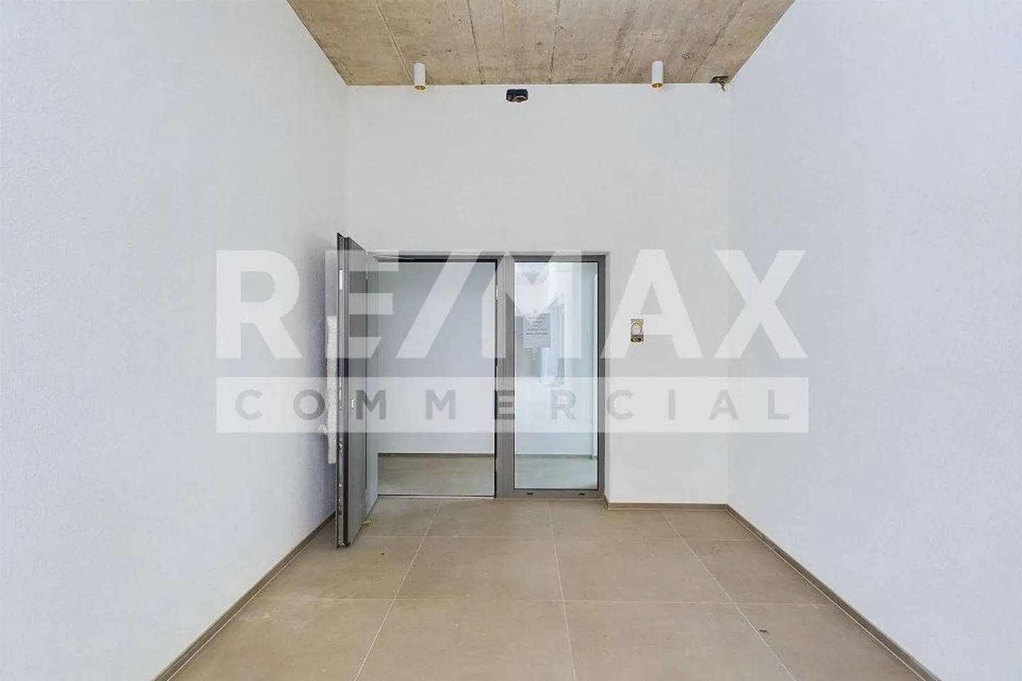 Nouvelle propriété de rendement dans un emplacement stratégique - Photo 7 sur 13