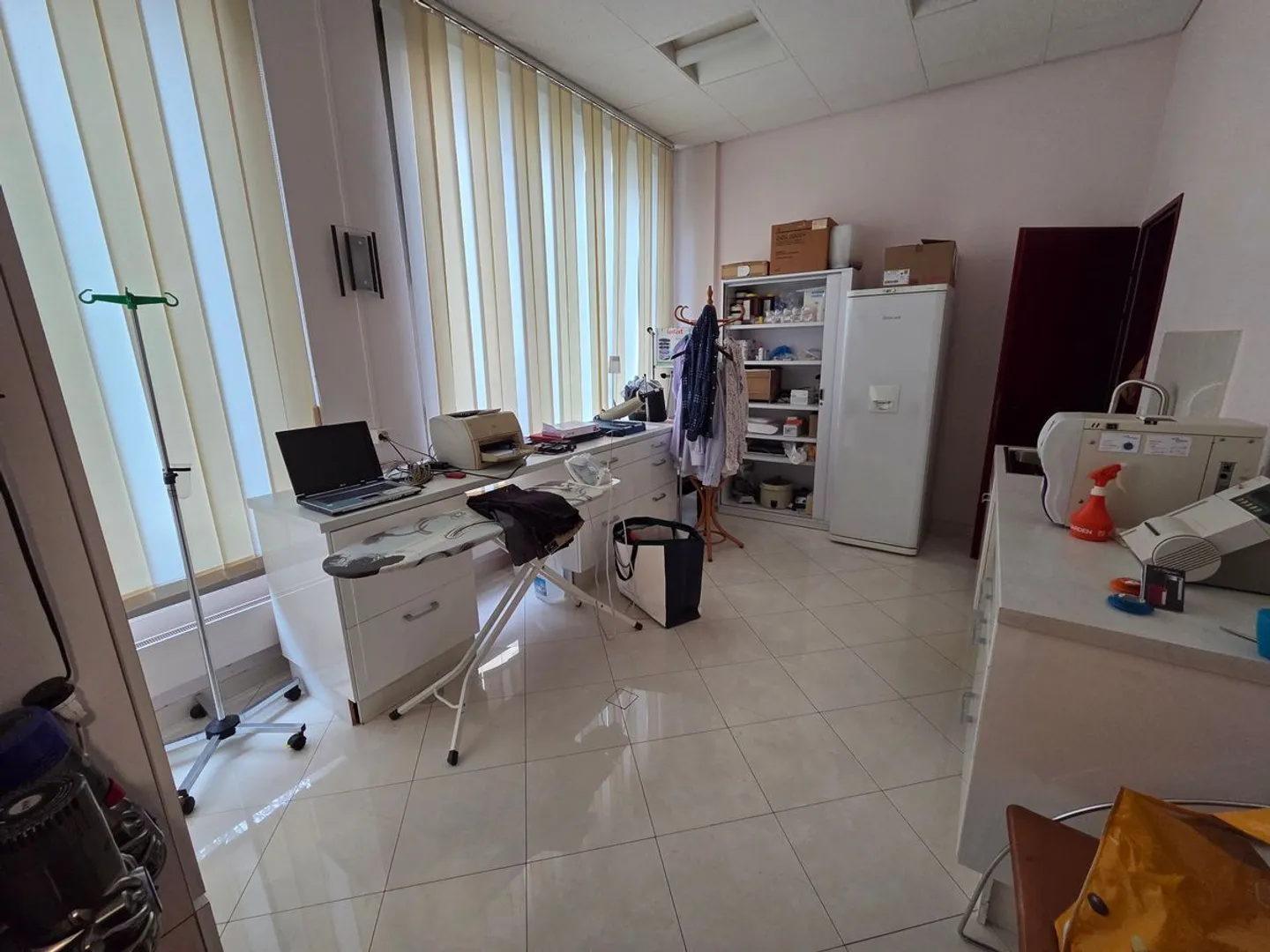 Geneva - Medical office with established patient base, 3-4 offices, strong development potential - Photo 9 of 9