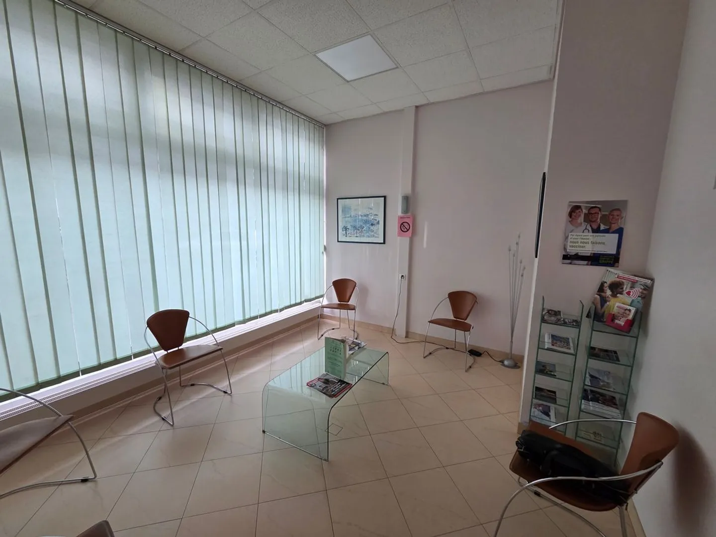 Geneva - Medical office with established patient base, 3-4 offices, strong development potential - Photo 2 of 9