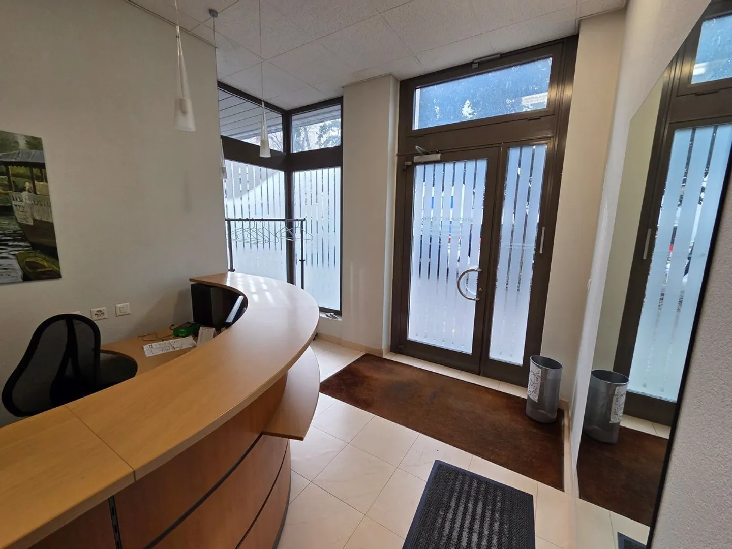 Geneva - Medical office with established patient base, 3-4 offices, strong development potential - Photo 3 of 9