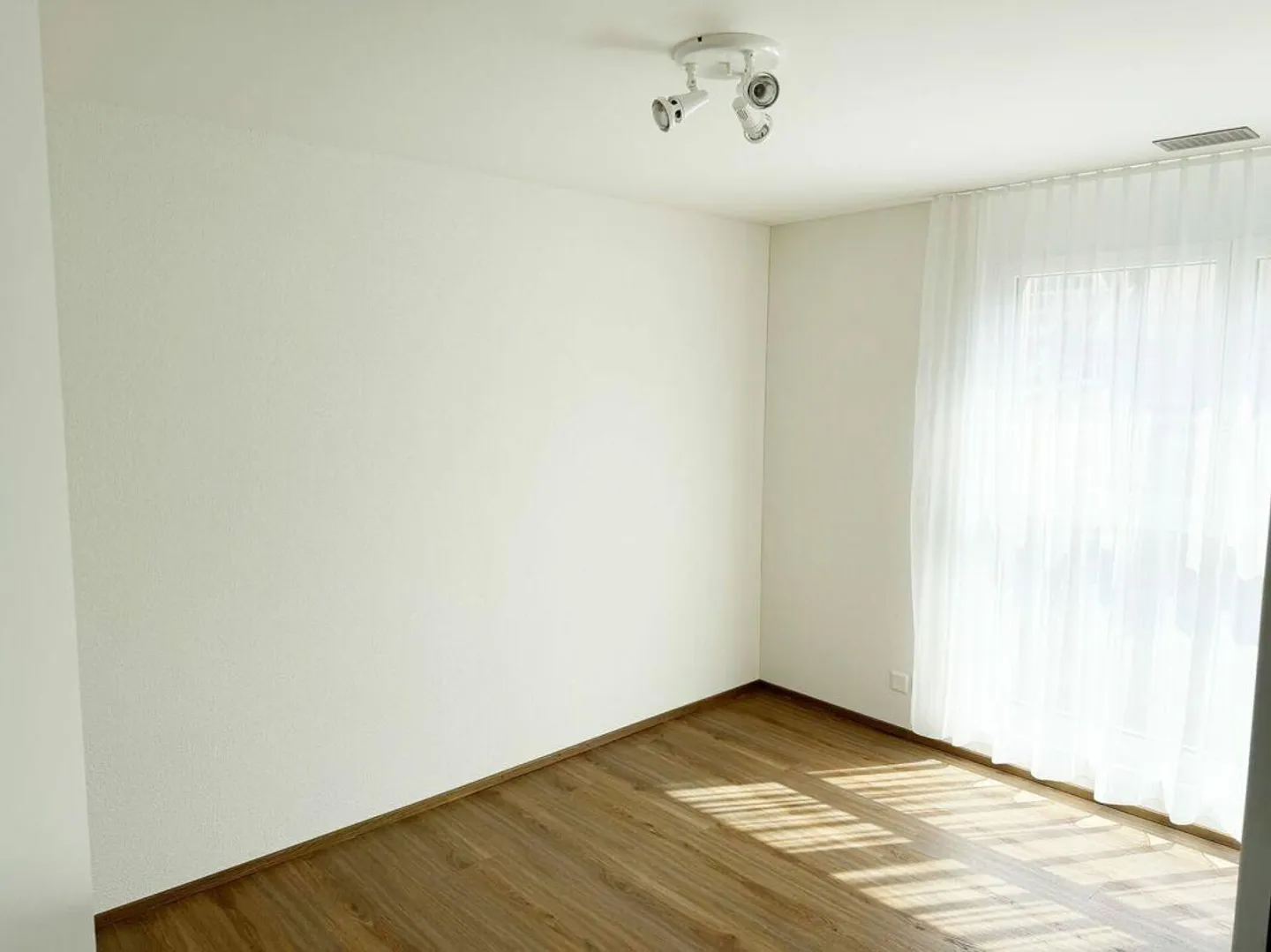 Bright 3.5-room penthouse apartment with south-facing orientation - Photo 4 of 11