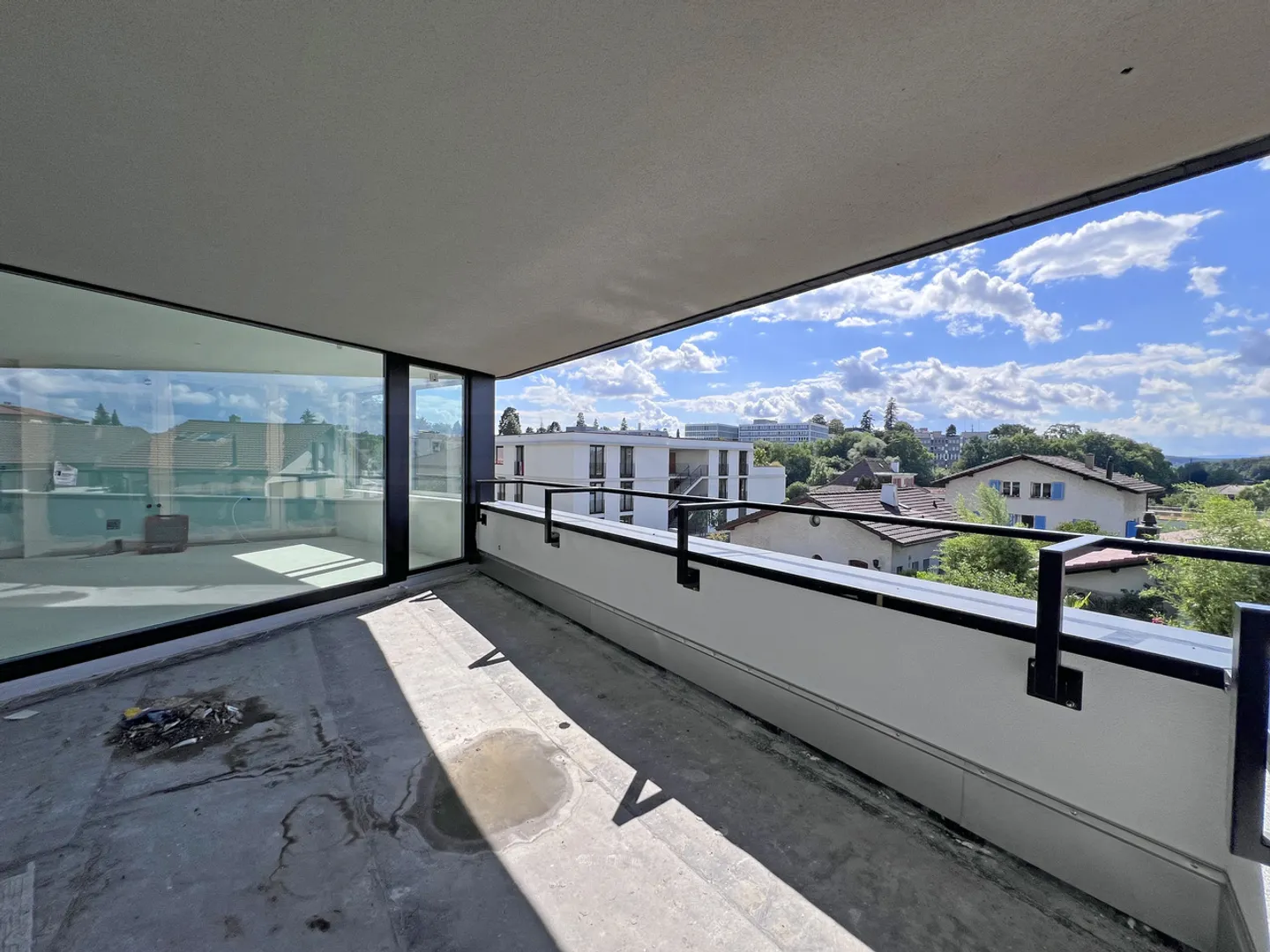 Appartement 4.5 pièces avec élégance architecturale, à 2 pas du centre-ville - Photo 1 sur 13