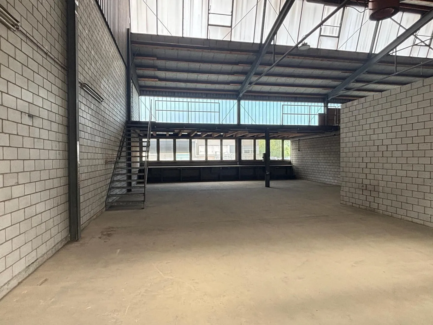 Spazio commerciale versatile con condizioni ideali per la tua azienda... - Foto 3 di 3