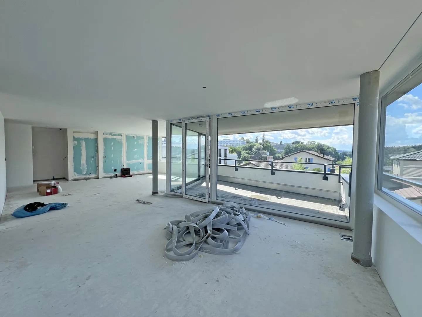 Appartement 4.5 pièces avec élégance architecturale, à 2 pas du centre-ville - Photo 4 sur 13