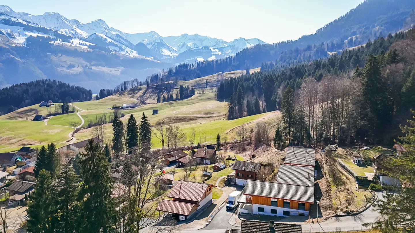Dernière chance : Appartement 4½ pièces presque neuf avec grande terrasse - Photo 2 sur 13