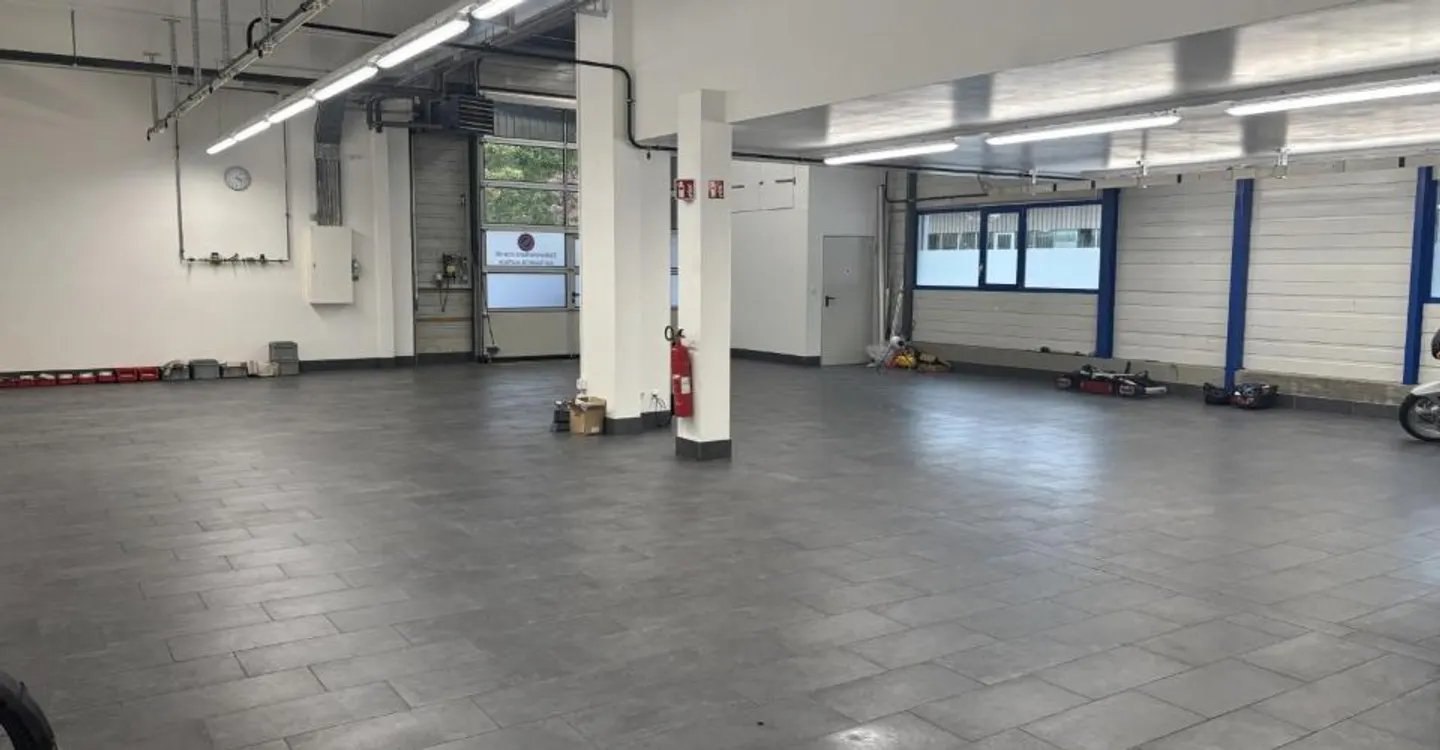 Moutier - very beautiful and versatile industrial space and offices - Photo 2 of 12