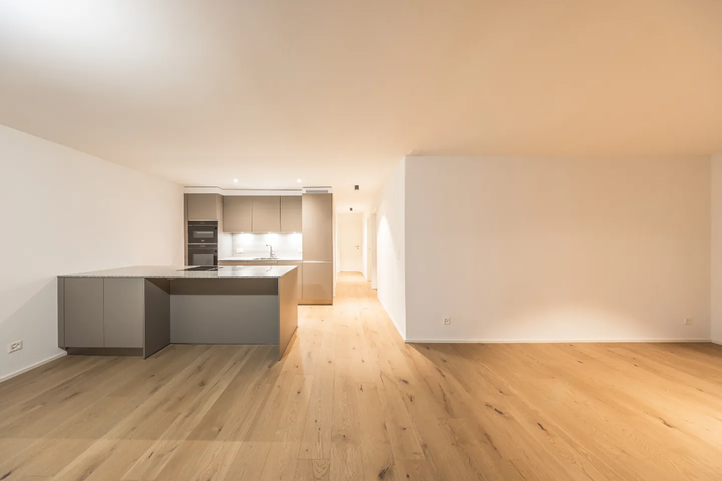 Dernière chance : Appartement 4½ pièces presque neuf avec grande terrasse - Photo 9 sur 13