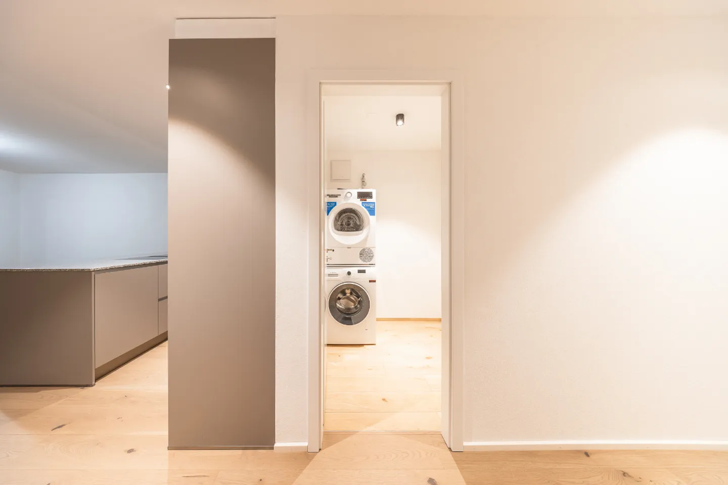 Dernière chance : Appartement 4½ pièces presque neuf avec grande terrasse - Photo 10 sur 13