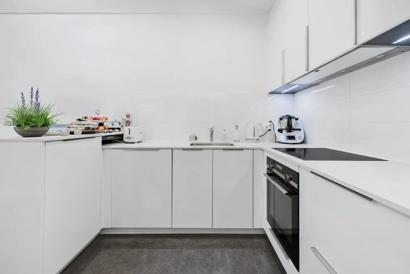 5-room apartment with lake and Cathedral view - Photo 2 of 12