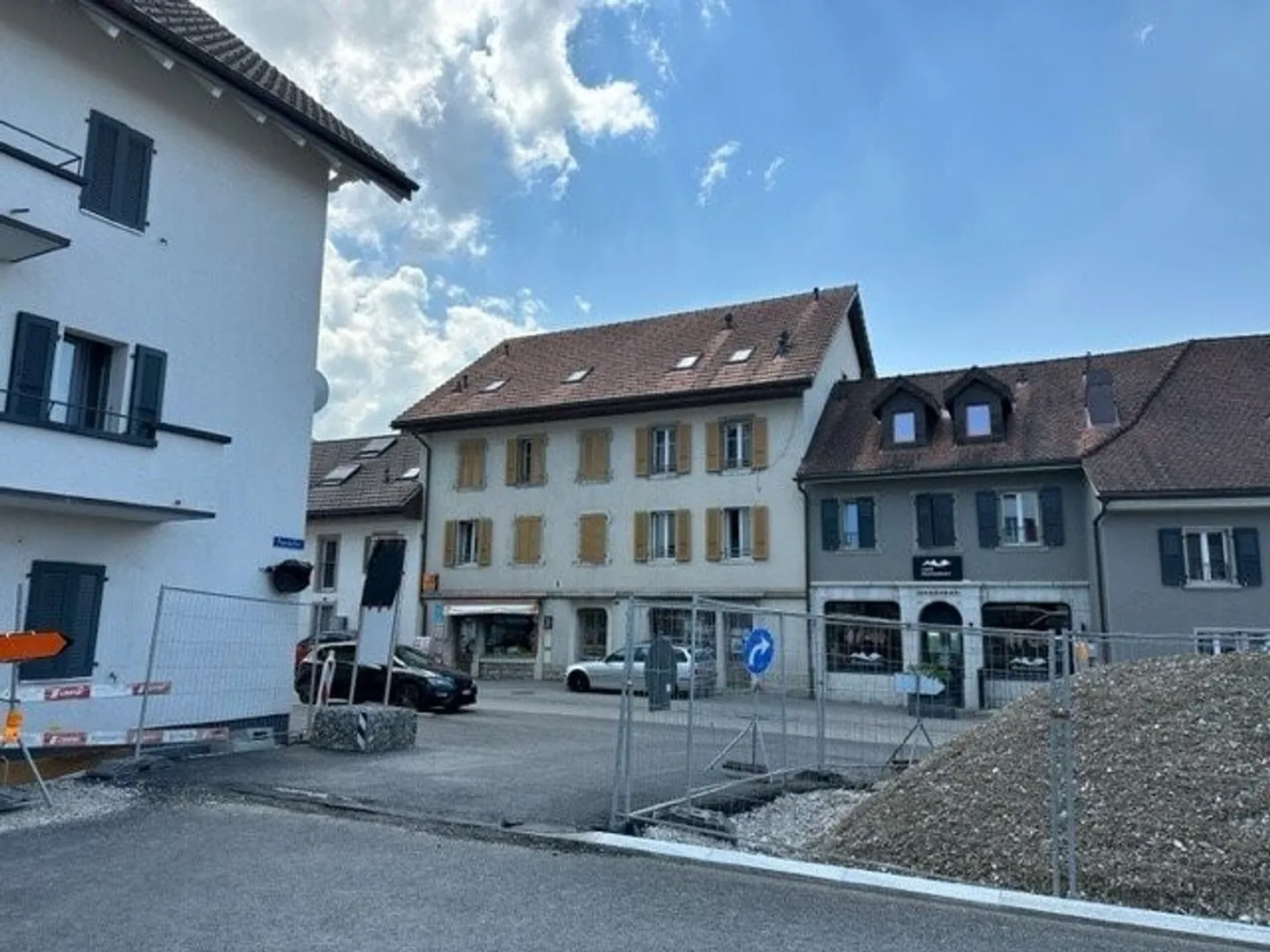 COMMERCIAL SPACE WITH DISPLAY OF APPROX. 65 M² - Photo 1 of 1