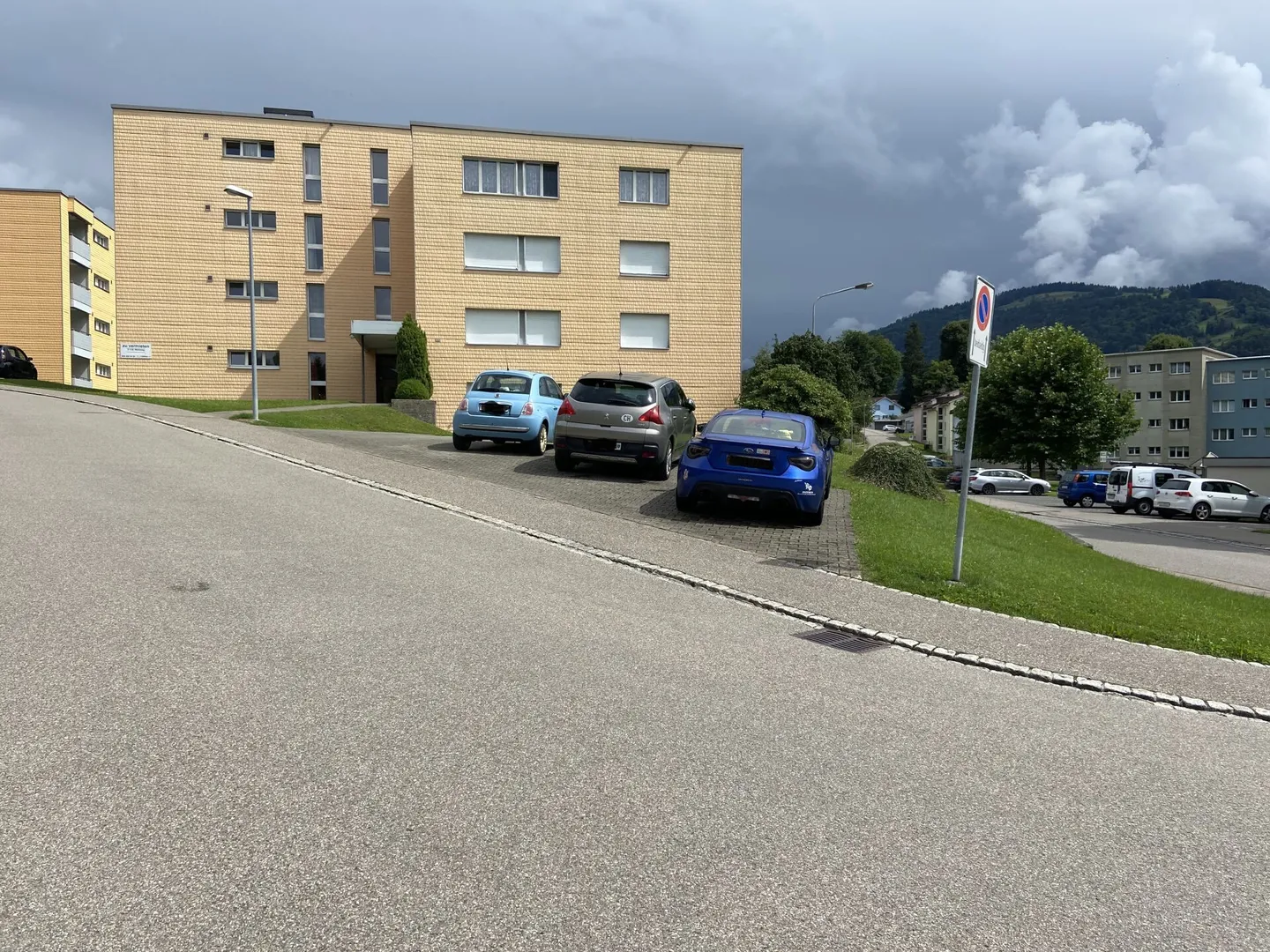 Terrasse und Aussicht! Grosszügig, sonnig, hell, preiswert, 5.5-Zimmer-Wohnung mit grosser Terrasse und Sicht in die Berge! - Photo 1 of 7