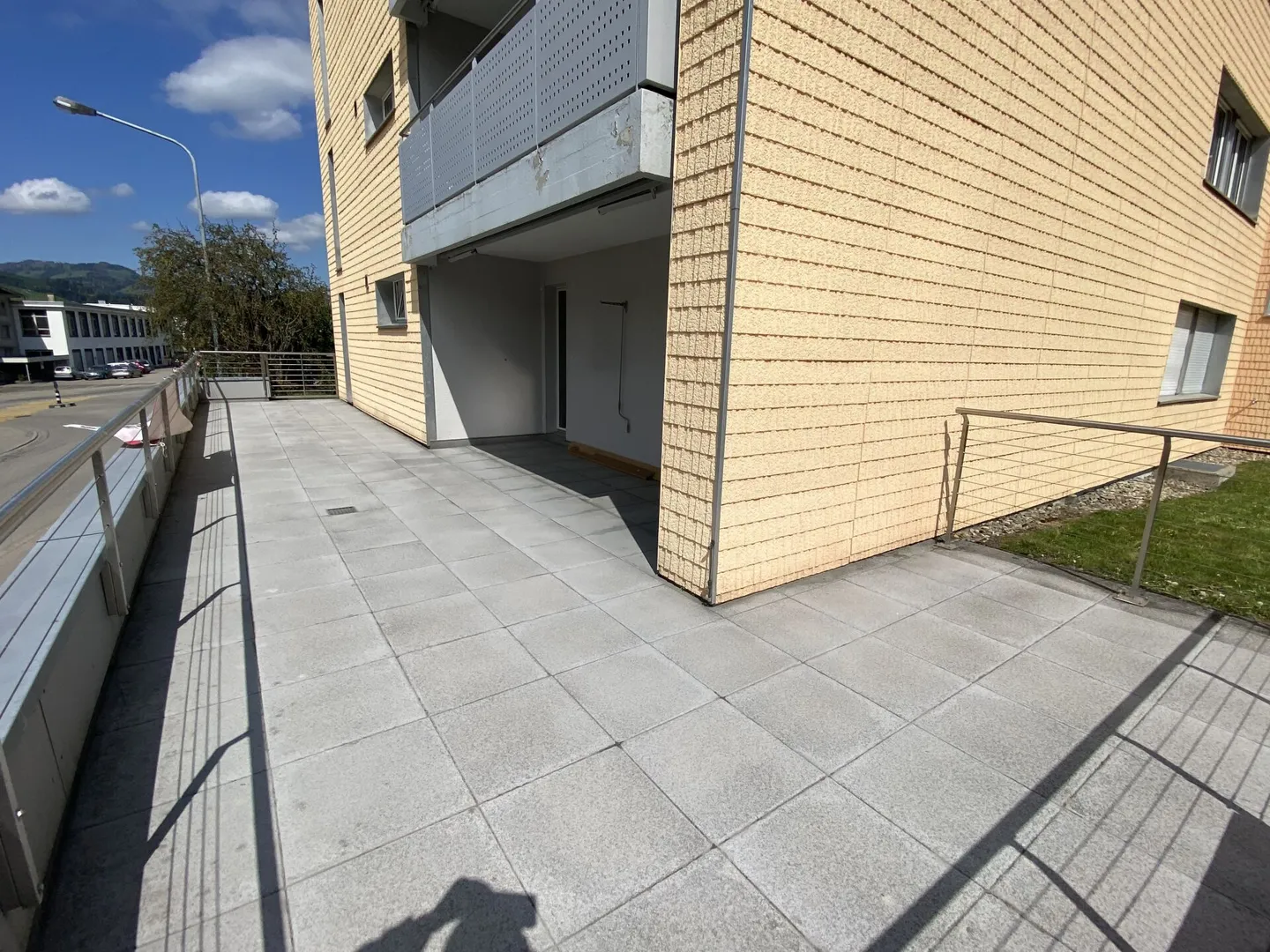 Terrasse und Aussicht! Grosszügig, sonnig, hell, preiswert, 5.5-Zimmer-Wohnung mit grosser Terrasse und Sicht in die Berge! - Photo 2 of 7