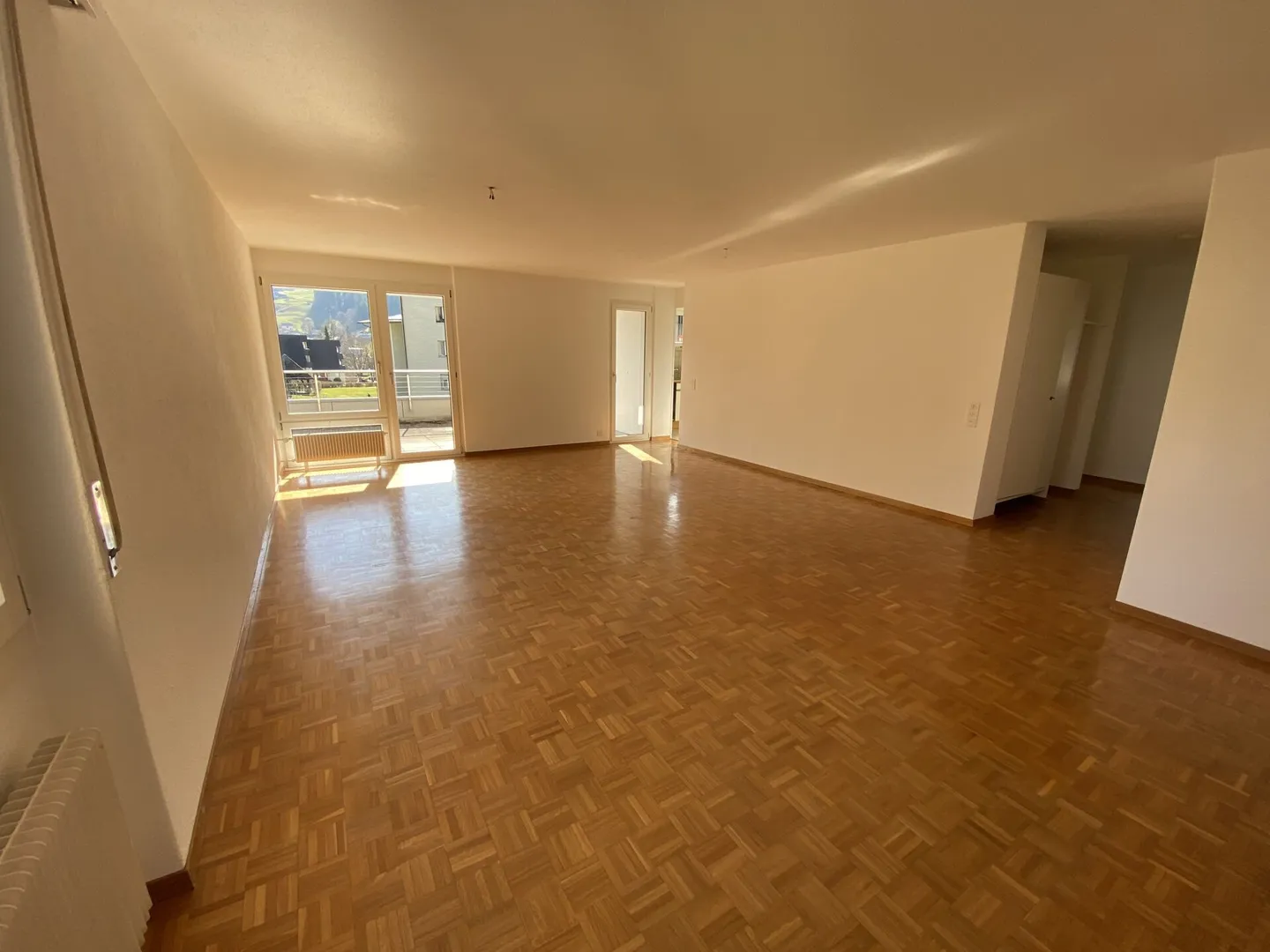 Terrasse und Aussicht! Grosszügig, sonnig, hell, preiswert, 5.5-Zimmer-Wohnung mit grosser Terrasse und Sicht in die Berge! - Photo 3 of 7